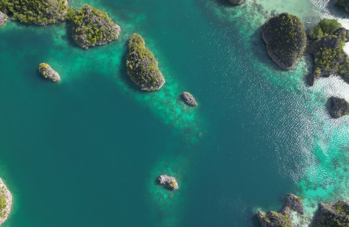 Turquoise coastline aerial - LORDS OF THE LANDS Aerial view of a turquoise coastline — Lords of the Lands